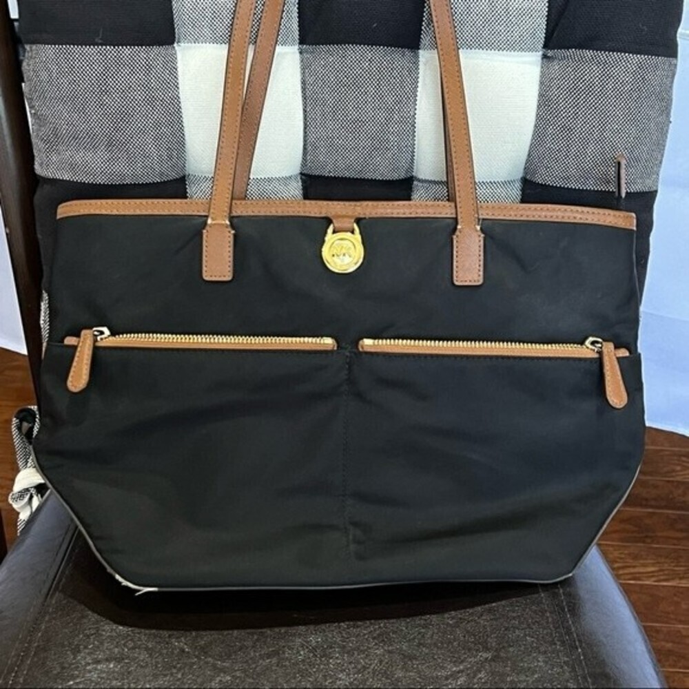 MICHAEL KORS Kempton MD Pocket Tote - Black - Handbag
